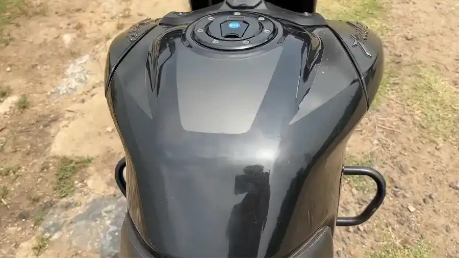 Bajaj Pulsar N160 - Fuel tank