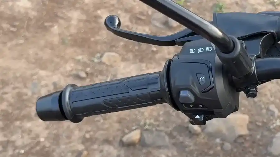 Bajaj Pulsar N160 - lever